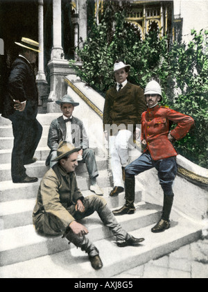 Les correspondants de guerre hispano-américain à Tampa y compris Frederic Remington à gauche et Richard Harding Davis deuxième à partir de la droite en 1898. Demi-teinte de couleur à la main Banque D'Images