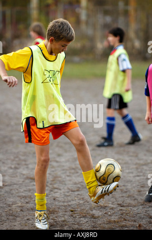 Jeune joueur de football avec un ballon Banque D'Images