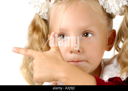 Little girl pointing avec son index Banque D'Images