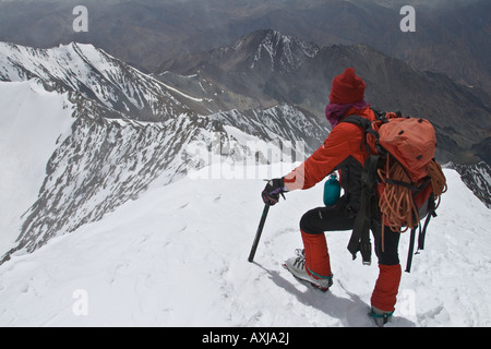 Climber contemple la vue depuis le sommet du Stok Kangri au Ladakh, Inde Banque D'Images