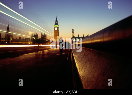 Vue le long pont de Westminster à Londres, le Parlement, Westminster, London Banque D'Images