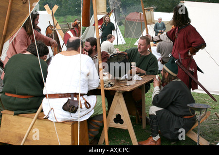 Festin des soldats à la reconstitution de la bataille de Hastings en Angleterre 2006. Banque D'Images