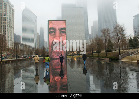 Chicago Illinois Fontaine de la Couronne dans le Millennium Park brumeux et rainy day visage sur écran vidéo réflexion visiteurs de site populaire Banque D'Images