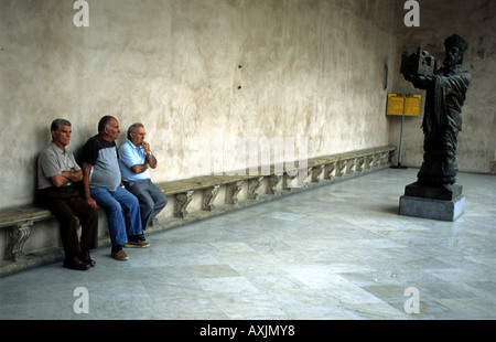 Les hommes attendent des aveux à la cathédrale de Monreale, près de Palerme, Sicile, Italie. Banque D'Images