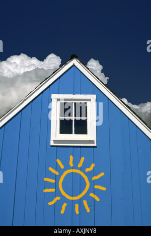 Little Blue House gable avec carré blanc peu de fenêtre et un peu de soleil peint sur elle Banque D'Images