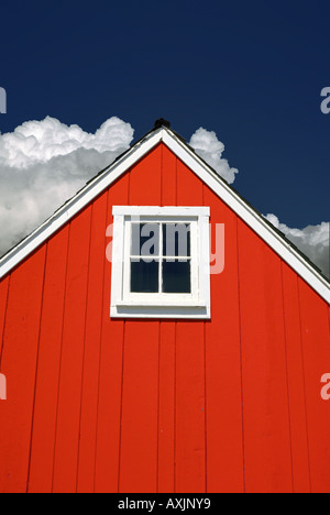 Little red house gable avec carré blanc petite fenêtre Banque D'Images