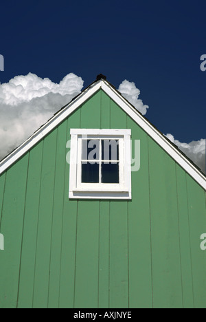 Little green house gable avec carré blanc petite fenêtre Banque D'Images