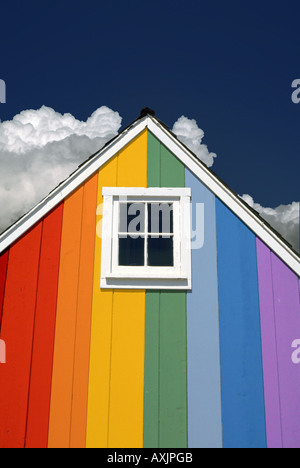 Petite maison arc-en-ciel gable avec carré blanc petite fenêtre Banque D'Images