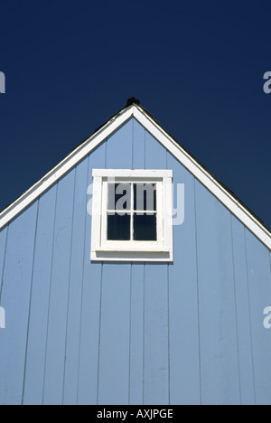 Peu de lumière blue house gable avec carré blanc petite fenêtre Banque D'Images