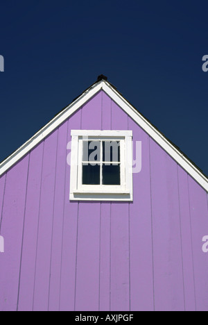 Peu de lavender house gable avec carré blanc petite fenêtre Banque D'Images