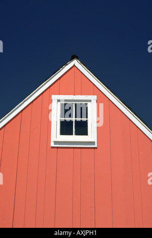 Peu de rose house gable avec carré blanc petite fenêtre Banque D'Images