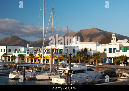 Marina Rubicon près de Playa Blanca, sur la côte sud de Lanzarote dans les îles Canaries. Banque D'Images