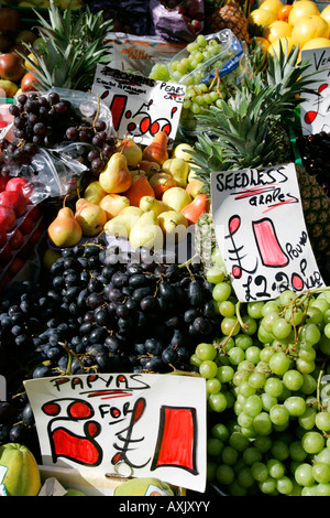 La ferme de la rue du marché alimentaire végétarien mâche du vendeur boutique magasin de détail traditionnel décrochage keeper mobile orange Poivron Pomme d'arbustes Banque D'Images