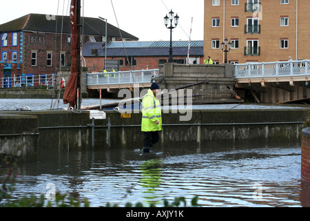 Tempête, inondation,officer Banque D'Images