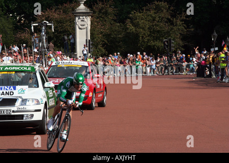 Credit Agricole rider Pierre Rolland à l'extérieur de Buckingham Palace dans le Tour de France 2007 prologue Banque D'Images