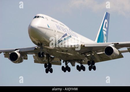 Air New Zealand Boeing 747-419 l'atterrissage à l'aéroport Heathrow de Londres. Banque D'Images