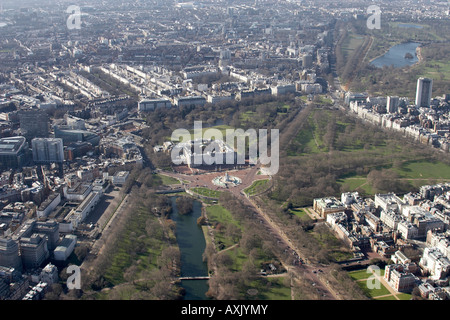 Vue aérienne oblique de haut niveau au nord-ouest du palais de Buckingham St James's Park et Green Park London SW1 England UK Février 2006 Banque D'Images