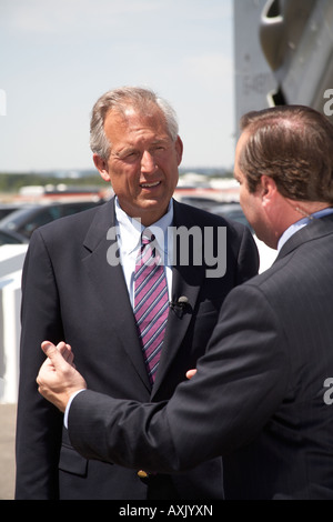 Senior businessman discuter certains points plus précis dans une interview au salon Farnborough International Airshow 2006 Juillet smart costume bleu et cravate Banque D'Images