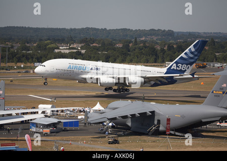 Airbus A380 à double decker l'atterrissage d'un aéronef après démonstration de vol au salon Farnborough International Airshow Juillet 2006 Banque D'Images