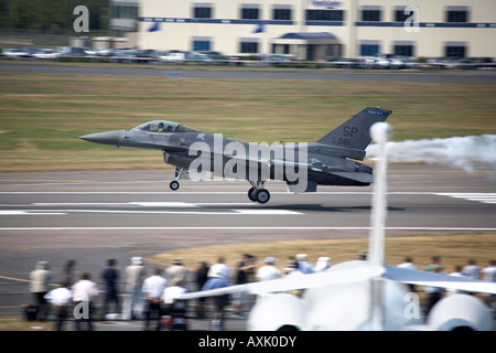 F 16 Fighting Falcon avions qui décollent avant sa démonstration de vol au salon Farnborough International Airshow Juillet 2006 Banque D'Images