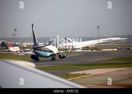 Sterling air de circuler sur la voie de circulation avec affichage du Concorde Air France à Charles de Gaulle International Airport ou airport Banque D'Images