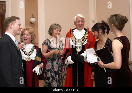 Robin Jowit Son Honneur le maire de Richmond sur la Tamise et Daphné Maire Adjoint au Maire Chef Clare cérémonie rendant Banque D'Images