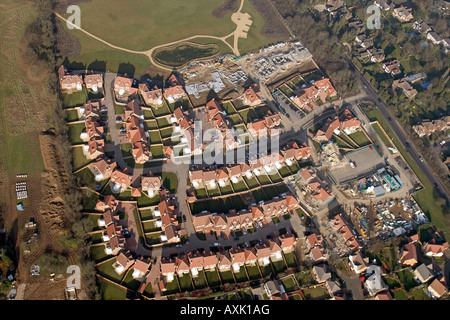 Vue aérienne oblique de haut niveau au nord-est de nouveau lotissement maisons en construction Brockley Hill Stanmore Londres Banque D'Images