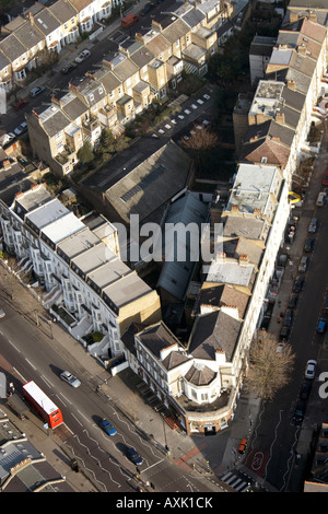 Vue aérienne oblique de haut niveau au nord-est de la Richmond Arms pub Goldhawk Road Hammersmith London W14 England UK Janvier 2006 Banque D'Images