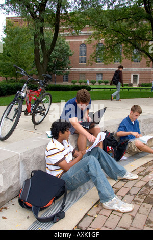 Les élèves étudient avec un tuteur sur le campus de l'Université Purdue à West Layfayette Indiana Banque D'Images