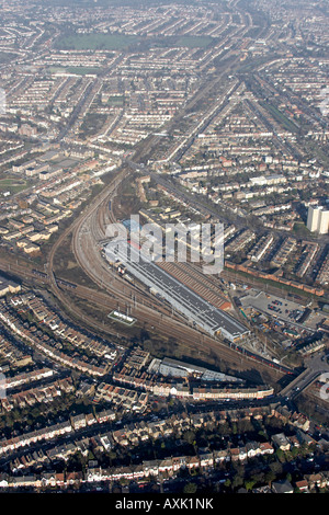 Vue aérienne oblique de haut niveau au nord de bois vert avec Alexandra Palace Railway Station N8 N11 N22 Banque D'Images