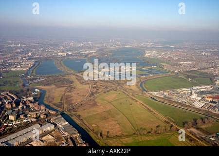 Vue aérienne oblique de haut niveau au nord du marais et l'eau du réservoir de Walthamstow Works London E5 E17 England UK Janvier 2006 Banque D'Images