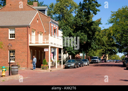 Les bâtiments en briques anciennes le long de la rue principale historique à St Charles Missouri Banque D'Images