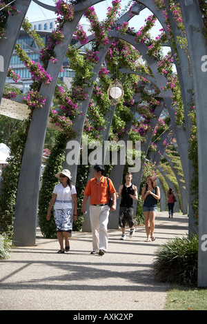 Arbour contemporain sculptural de ronde avec les gens et bougainvilla sur South Bank Brisbane Queensland QLD Australie Banque D'Images