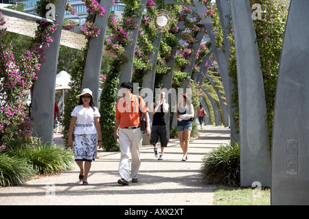 Arbour contemporain sculptural de ronde avec les gens et bougainvilla sur South Bank Brisbane Queensland QLD Australie Banque D'Images