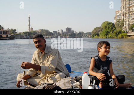 Père et fils sont bénéficiant d'une bonne après-midi sur le Nil Banque D'Images