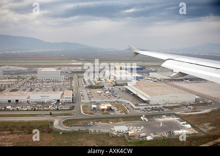 Vue aérienne des aéronefs par les bâtiments de la fenêtre près de l'Aéroport International d'Athènes Eleftherios Venizelos en Attique ou Atiki Grèce Banque D'Images