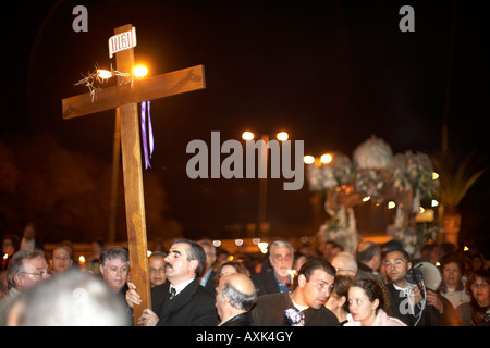 La nuit du vendredi saint procession de Pâques à travers des rues Epitaphio par congrégation de l'église orthodoxe grecque en Saronida Grenier Banque D'Images