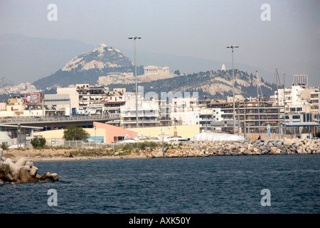 Likavittos Hill et le Parthénon sur l'Acropole depuis le Pirée ou du Pirée Athènes Grèce Banque D'Images