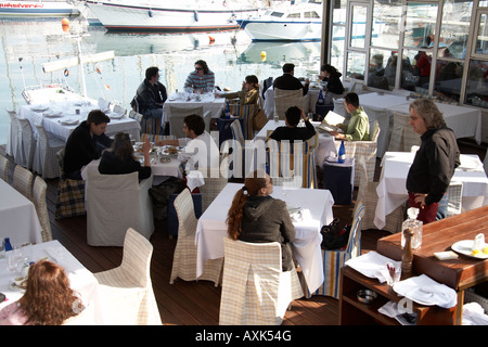 Restaurant avec diners de manger des aliments dans la région de Mikrolimano ou Tourkolimano ancien petit port port de Pirée Pirée ou Athènes Grèce Banque D'Images