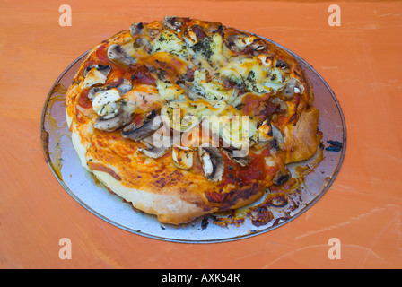 Des pizzas à pâte cuite au four à bois extérieur Banque D'Images