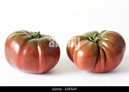 Deux heirloom tomatoes, close-up Banque D'Images