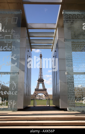 Tour Eiffel et le mur pour la paix Sculpture, parc du Champs de Mars, Paris, France Banque D'Images