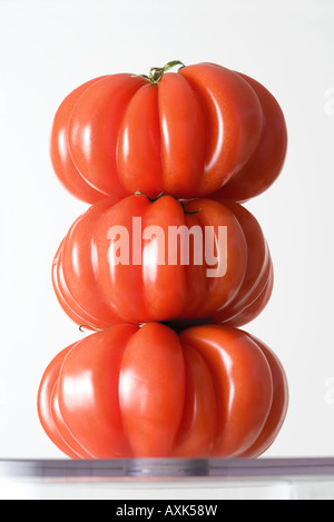 Trois heirloom tomatoes empilées l'une sur l'autre, close-up Banque D'Images