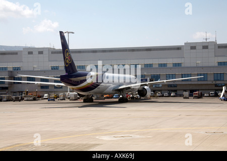 Thai Airways Boeing 777 3D7 sur le tarmac par terminal de l'Aéroport International d'Athènes Eleftherios Venizelos Grèce Banque D'Images