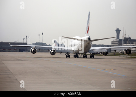 Air France Boeing 747 jumbo jet taxiing sur la voie de circulation à l'aéroport international Charles de Gaulle à Paris, France Banque D'Images