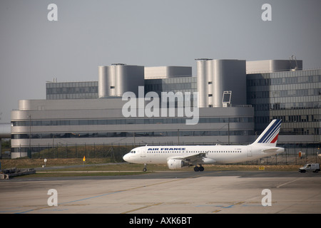 Air France Airbus A320 211 sol en face de bâtiments modernes à l'aéroport international Charles de Gaulle à Paris, France Banque D'Images