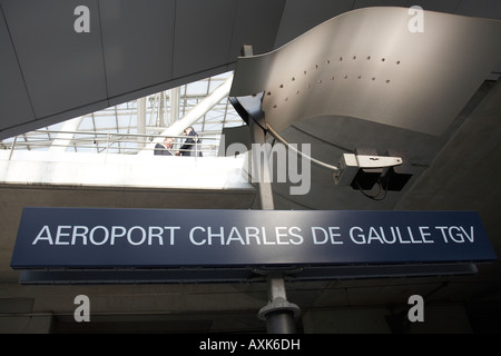 Les hommes d'affaires inscrivez-vous ci-dessus en gare TGV à Charles De Gaulle ou aéroport Paris France Banque D'Images