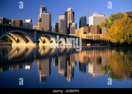 SKYLINE DE MINNEAPOLIS (MINNESOTA), TROISIÈME AVENUE BRIDGE ET LE FLEUVE MISSISSIPPI. Le lever du soleil ; l'automne. Banque D'Images