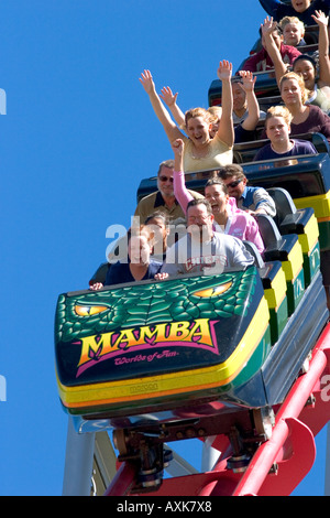 Les visiteurs monter les montagnes russes au Mamba Worlds of fun de Kansas City Missouri Banque D'Images