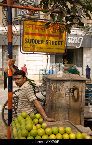 Un vendeur de fruits se dresse à l'angle de Chowringhee Road et de Sudder Street. Banque D'Images